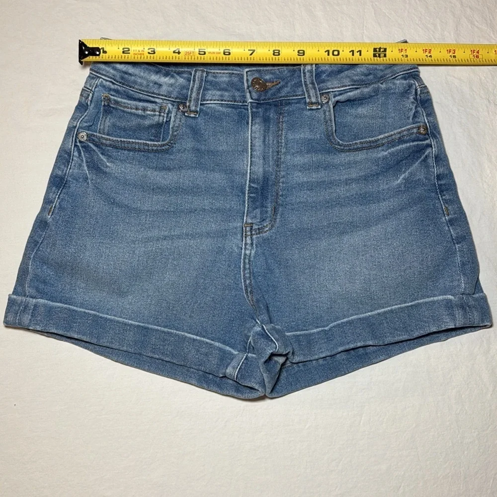 American Eagle Outfitters Women's Roll Cuff Medium Wash Mom Shorts Size 2 EUC - Picture 6 of 10